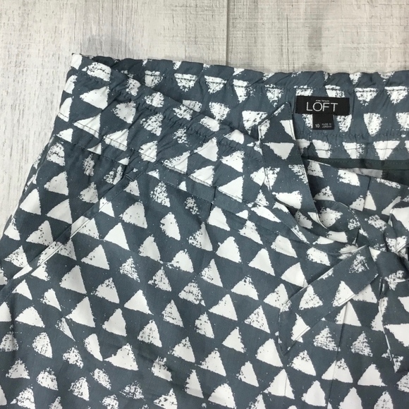 LOFT Pants - Ann Taylor LOFT SZ 10 grey white triangle shorts